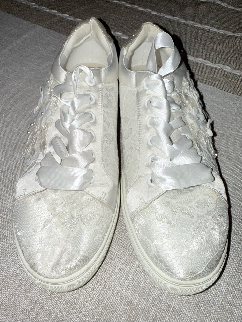 Elegant White Floral Lace Sneakers with Satin Ribbon Laces - Picture 4 of 7
